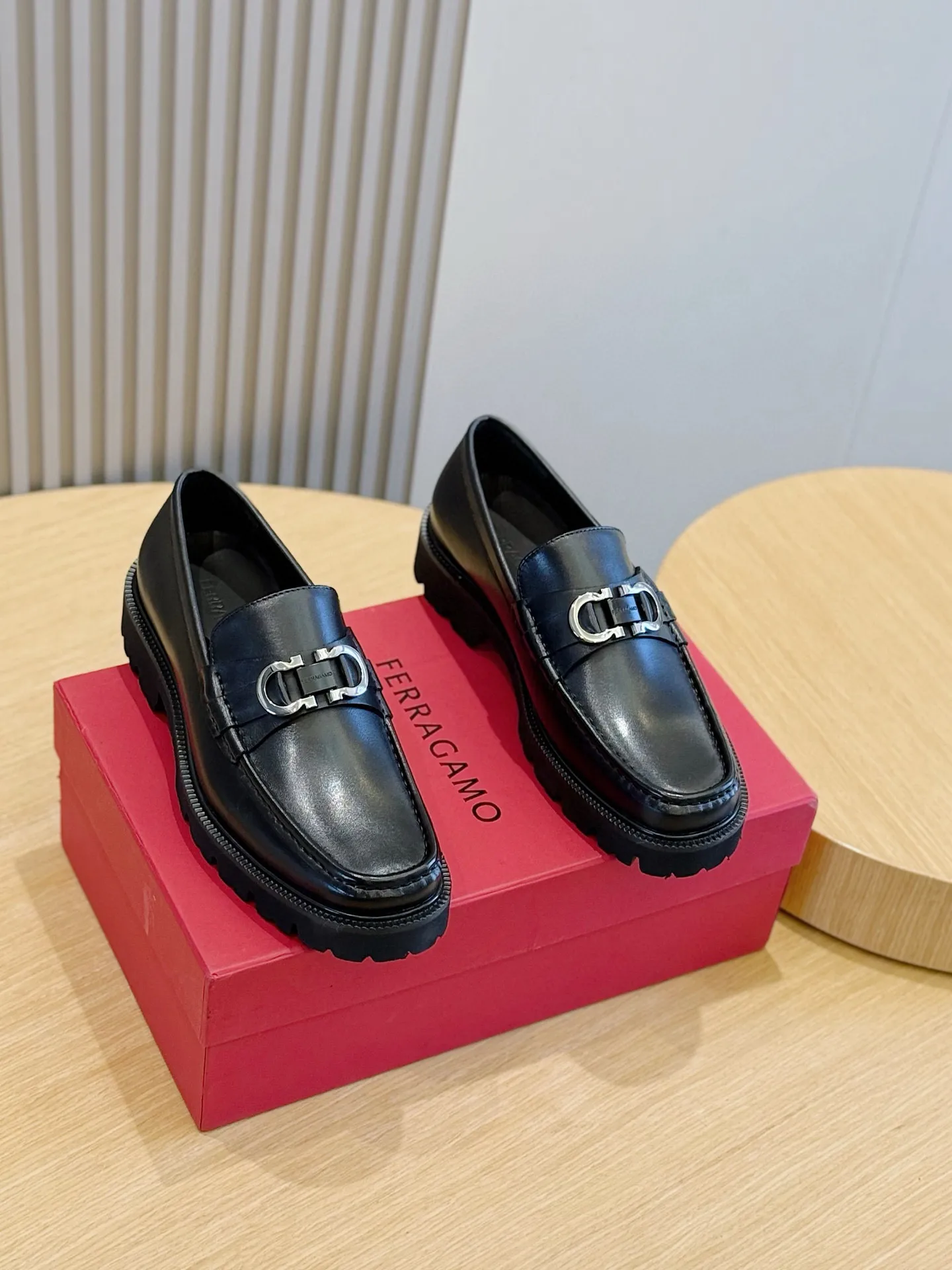 [Ferragamo] Top P: 760💰 Number of yards: 39~44 (38.45. Customized, non-returnable) Ferragamo men's leather derby shoes. The new derby shoes are light in texture and cool in style. They adopt exquisite eyelet uppers and novelly define urban trends. Made of brushed cowhide, it has a plump and rounded toe box and is decorated with delicate wingtip decorative details. Imported cowhide + cowhide lining.